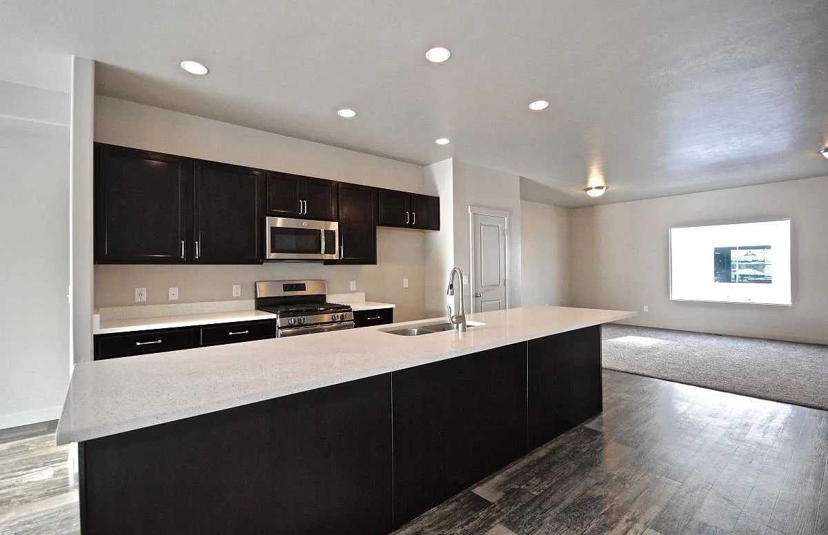 4 bed, 2132 sqft, $2,195 — Photo 4