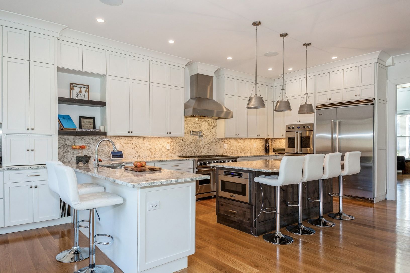  Up to the minute eat-in kitchen