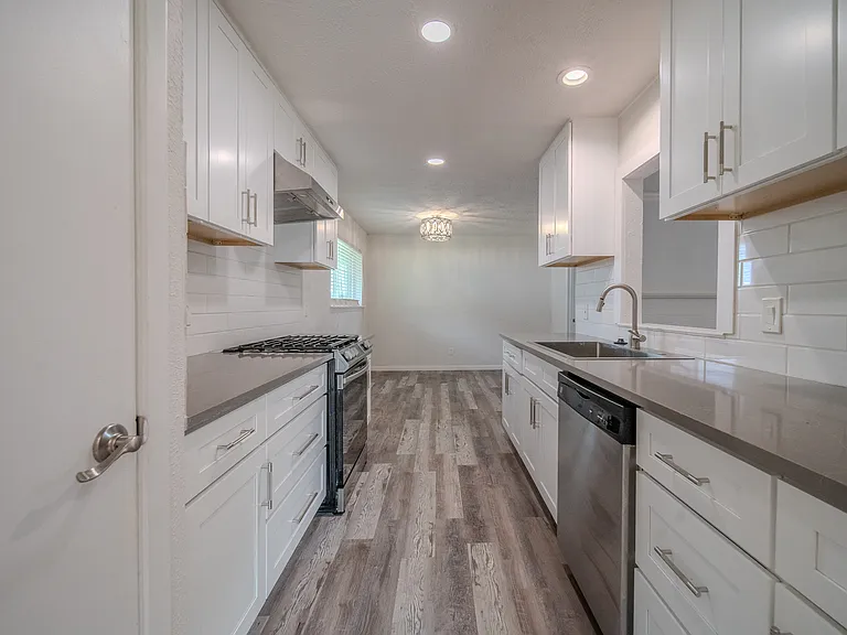 2513 Belhaven Dr — Photo 3
