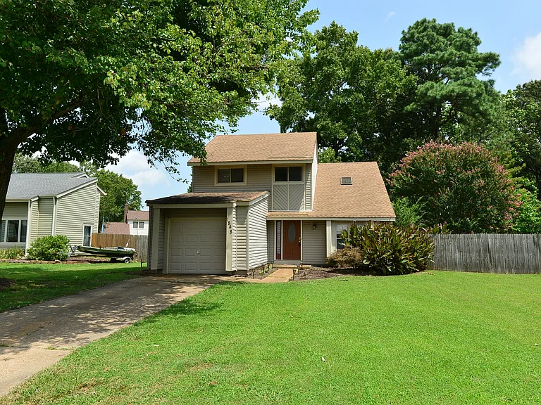 1548 Beachview Dr — Photo 1