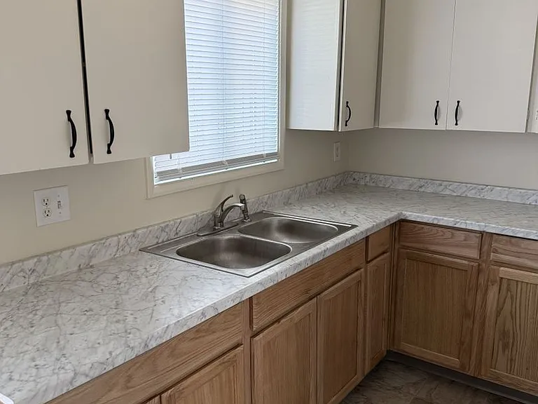 220 N Ivy St — Photo 14