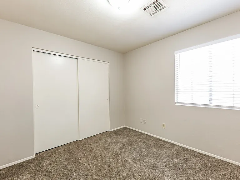 429 E Utopia Rd — Photo 14