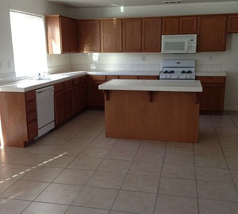 3rd image of 2328 S Fallbrook Dr