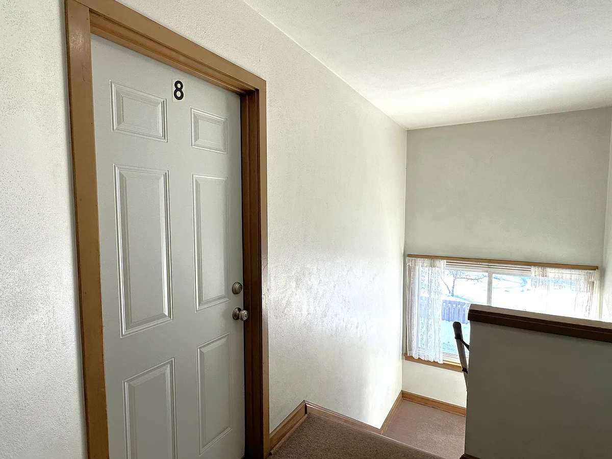 Building Photo - 117 Birch St S #8