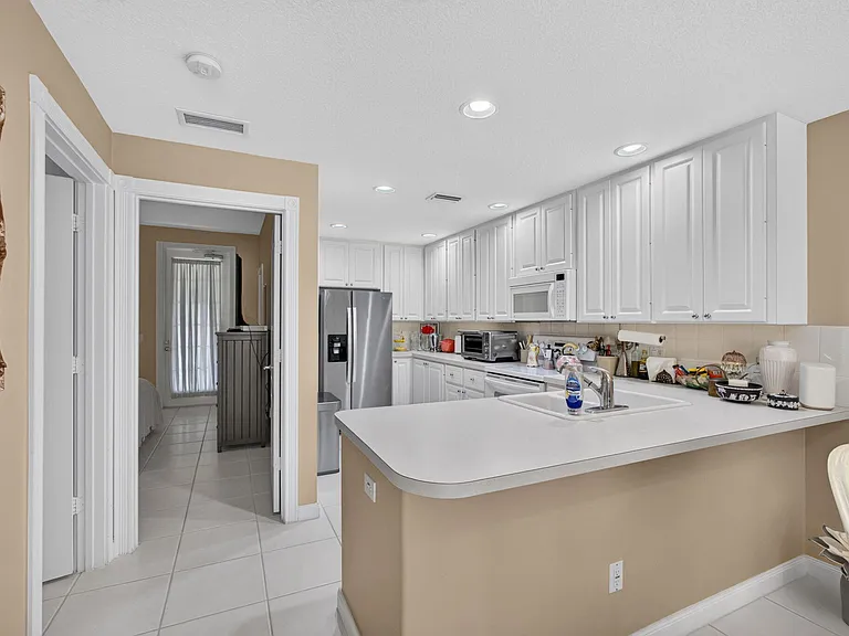 213 Barcelona Dr — Photo 14