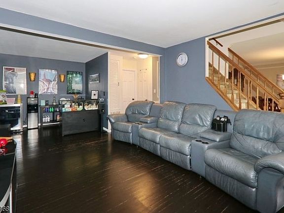 5th image of 208 2nd St