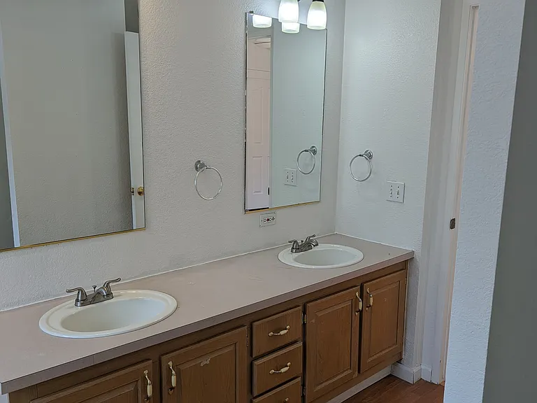 514 Holbrook St — Photo 26