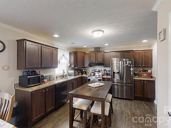 5th image of 75 Pine Mount Rd