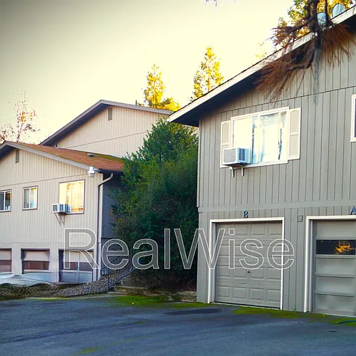 1007 NW C St #B Photo 1