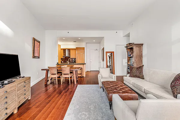 Sold by R New York | media 22