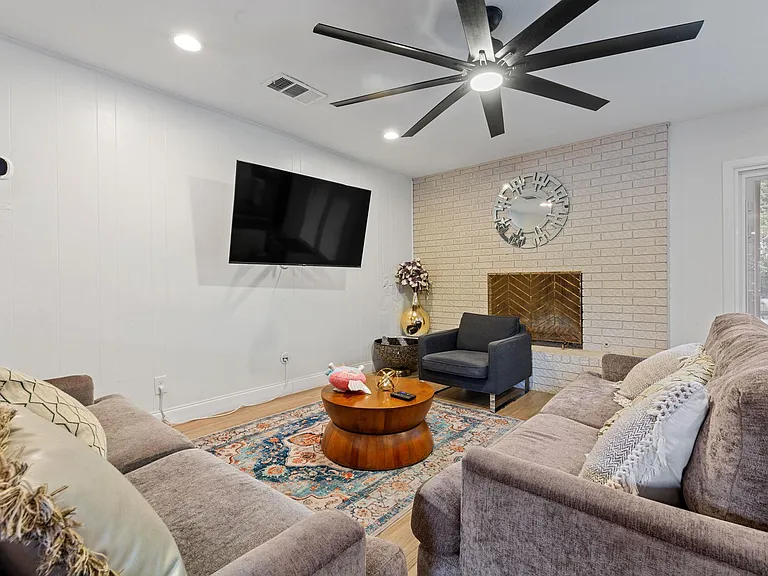 201 Fairlane Dr — Photo 7