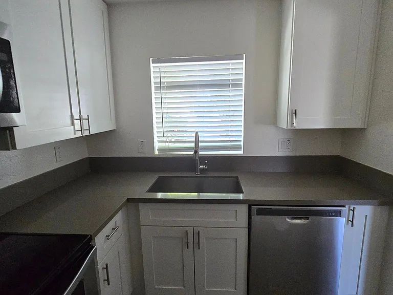646 N 10th Ave — Photo 13