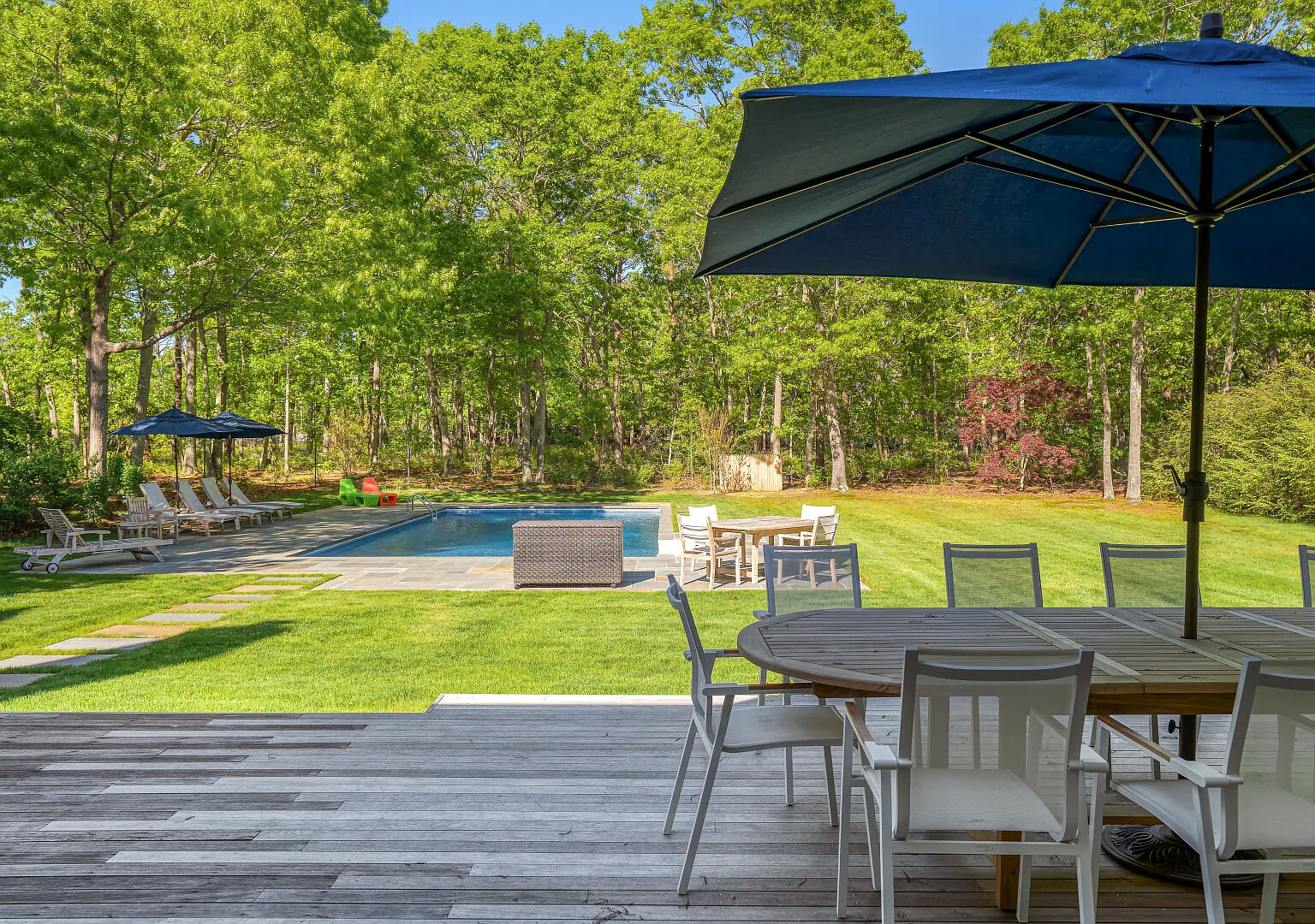 Gourmet Eat-In Kitchen, Master Suite, Fieldstone Patios — Photo 3