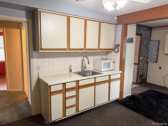 5th image of 24882 Wilmot Ave