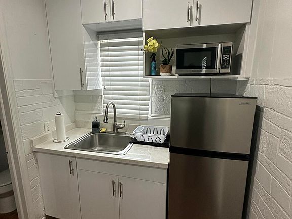 2nd image of 2703 NE 6th Ln APT 2