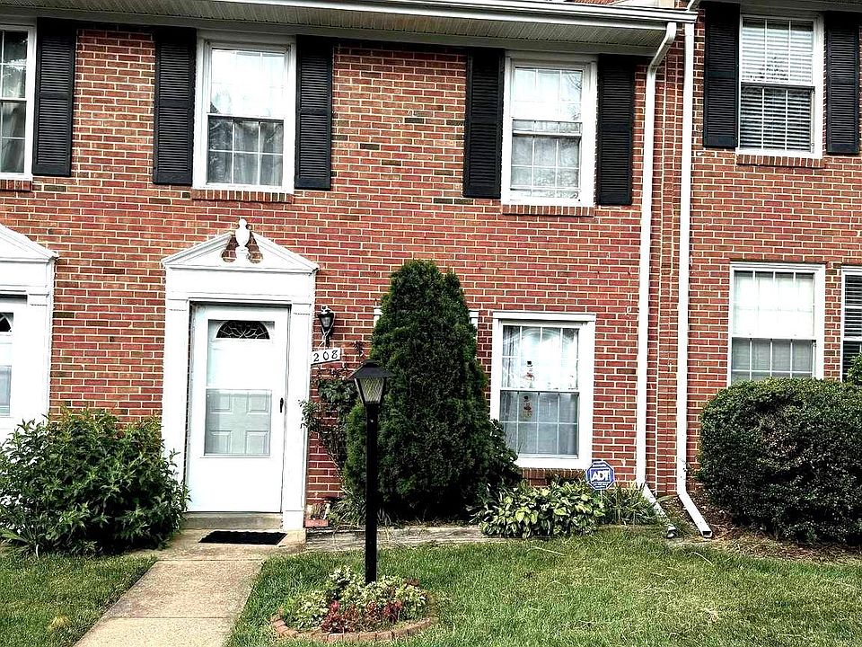 1st image of 208 E Cornell Dr