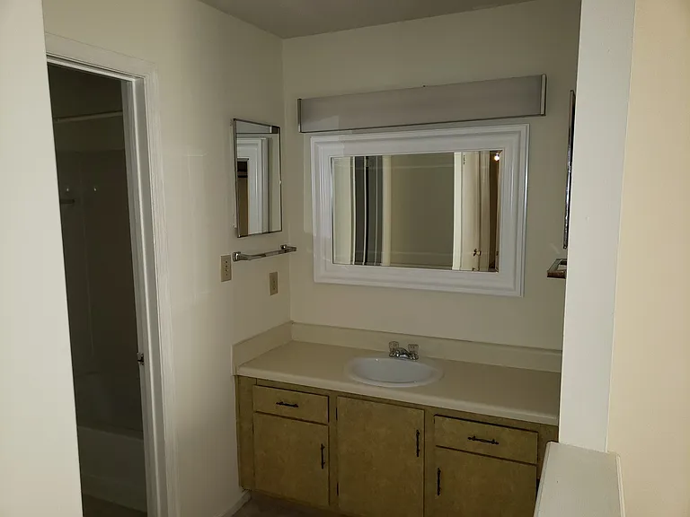 130 Kingsbury Dr — Photo 4