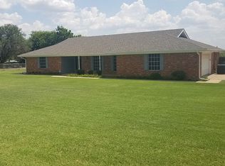 1611 Yucca St, Iowa Park, TX 76367