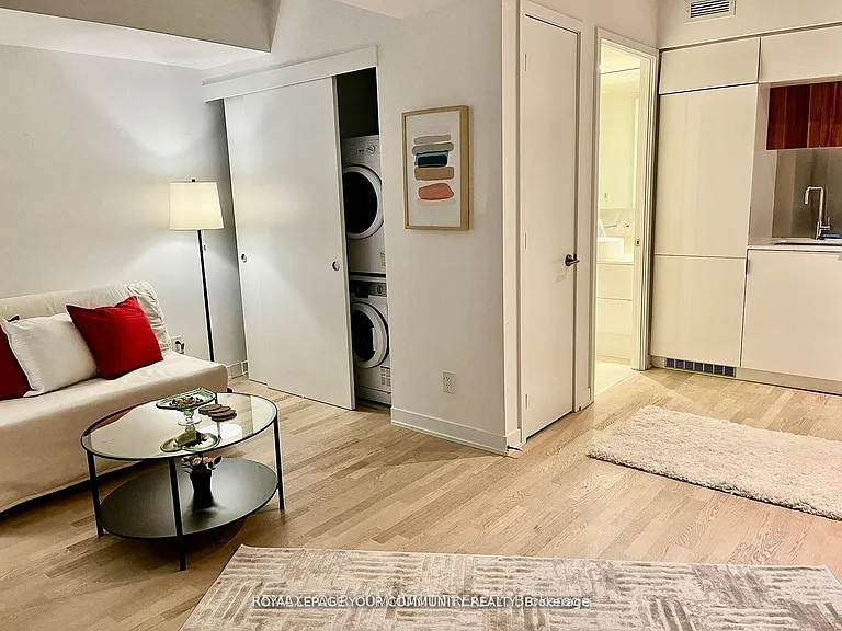 185 Roehampton Ave #409 — Photo 15