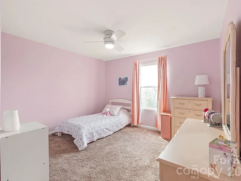 460 Caleb St — Photo 14