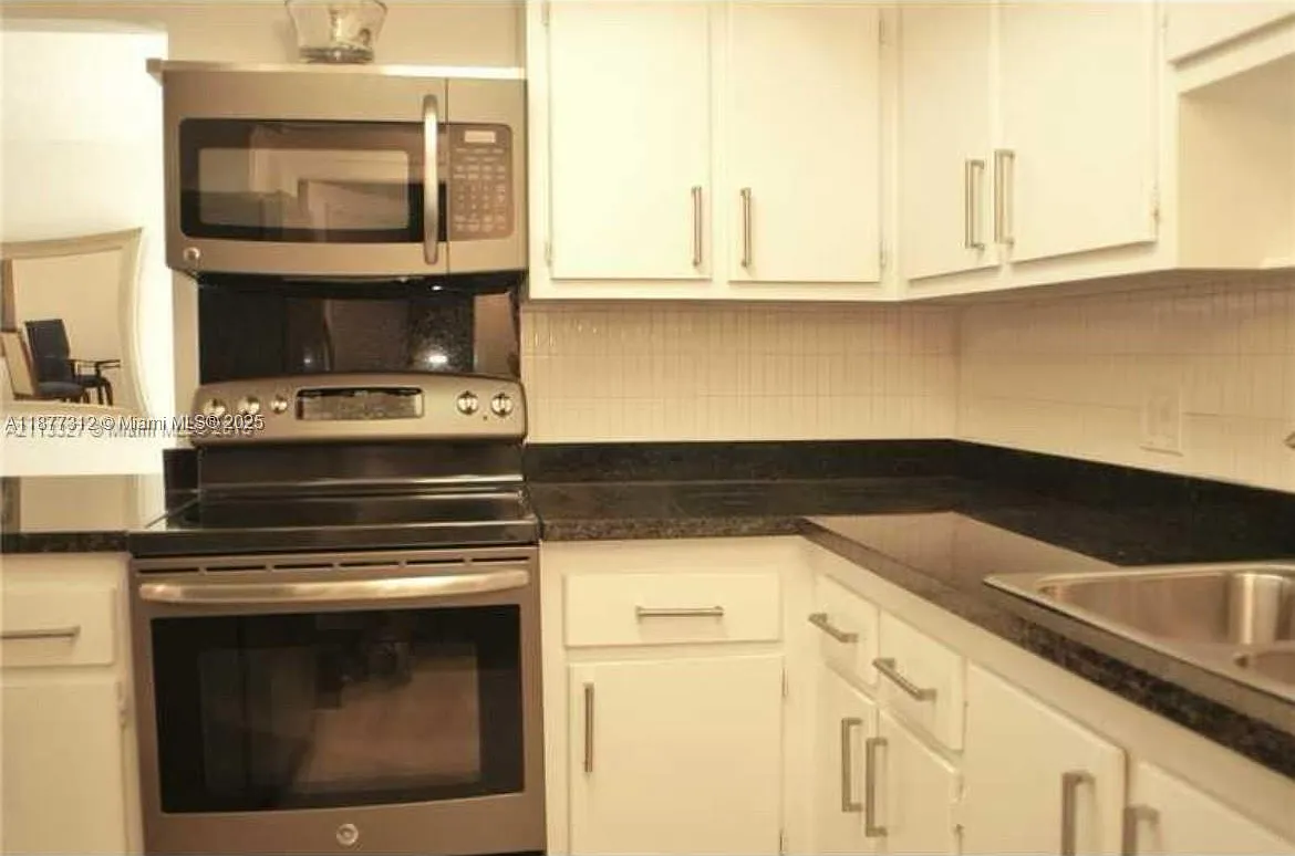 2 bed, 856 sqft, $2,090 — Photo 3