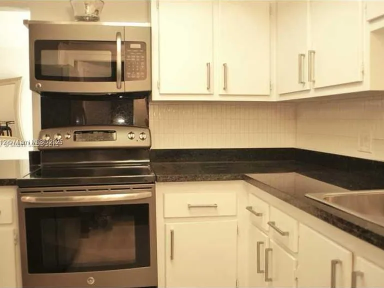 2451 SW 82nd Ave — Photo 3