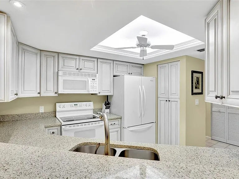 5899 Chanteclair Dr #226 — Photo 6