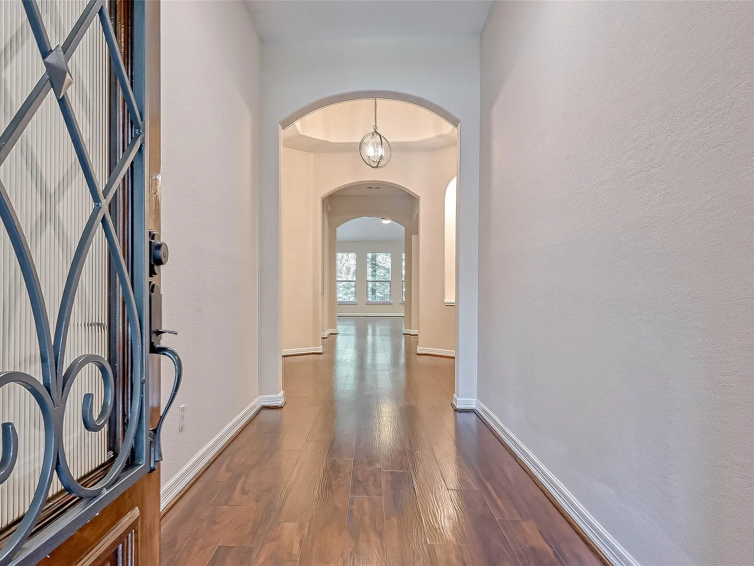 4 bed, 3.0 bath, 2885 sqft, $4,200 — Photo 3