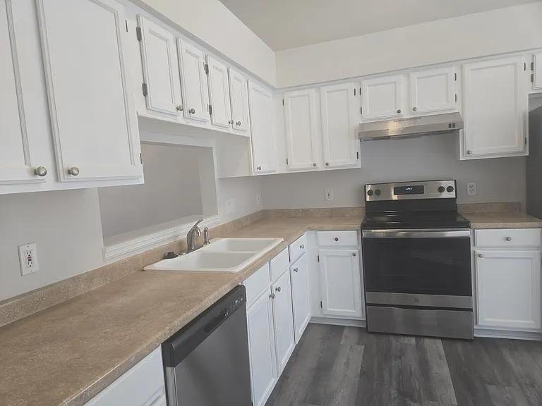 901 Beresford Way — Photo 3