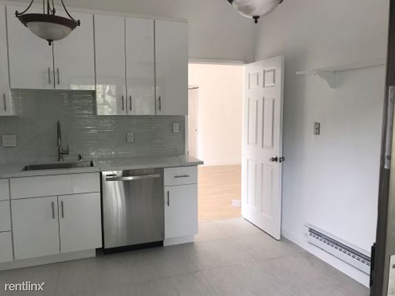 3rd image of 1155 Bayswater Ave