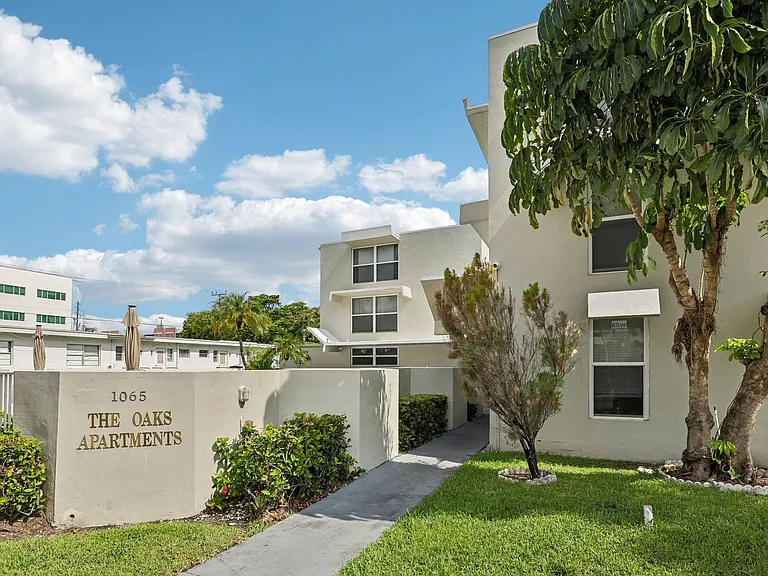 The Oaks Apartments — Photo 79