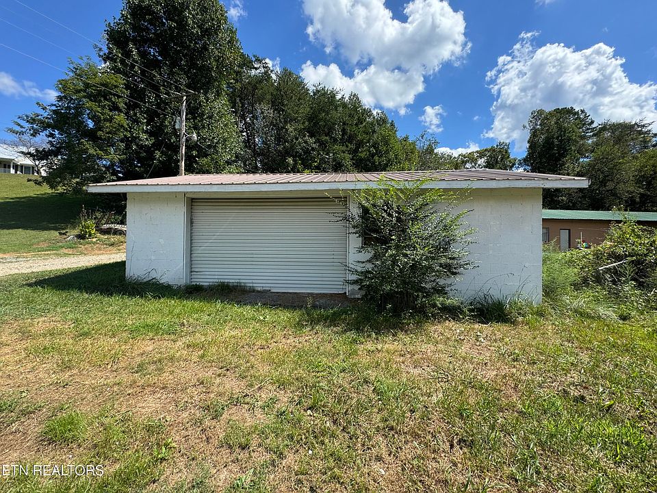 2nd image of 2046 Hartford Rd