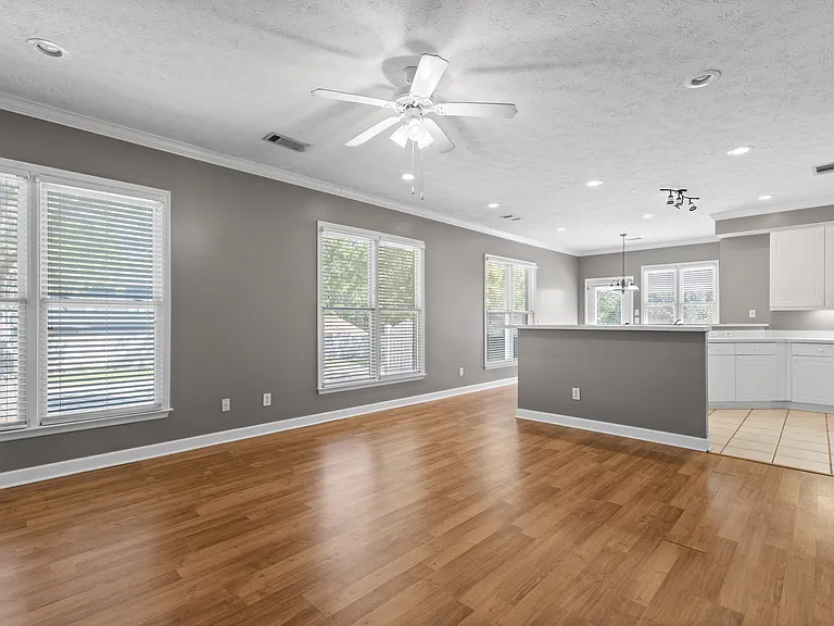1623 Wellington St — Photo 5