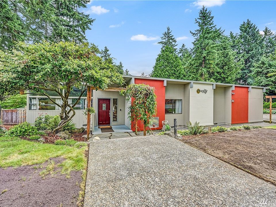 Welcome to this mid-century modern, 1-story beauty!