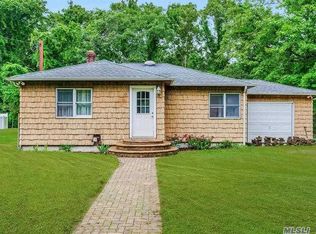 15 Devoe Pl, Mastic, NY 11950