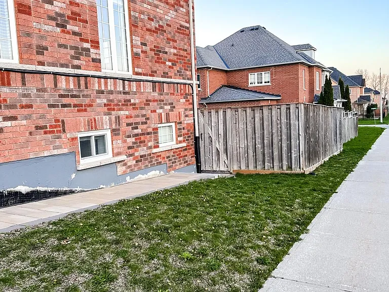 47 Aikenhead Ave #LOWER — Photo 2