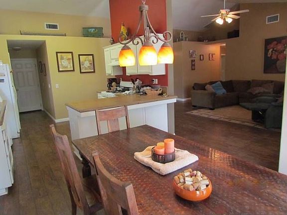 Open kitchen to living ar