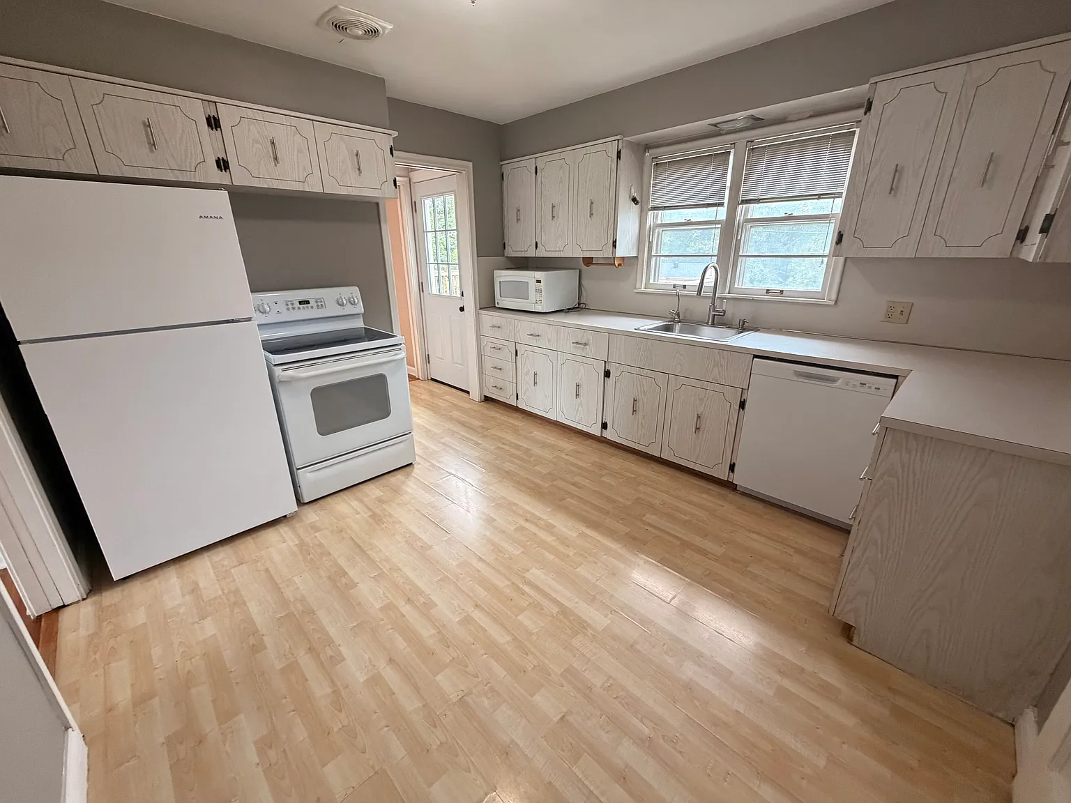 3 bed, 2.5 bath, 1788 sqft, $2,400 — Photo 4