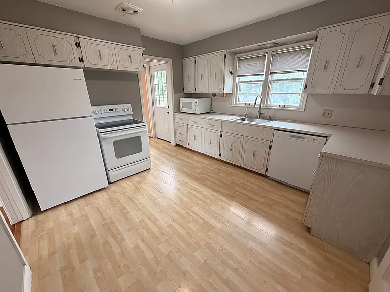 710 S 67th Ave — Photo 4
