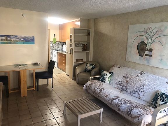 Tile floors in LR, Kitchen & Bathroom.