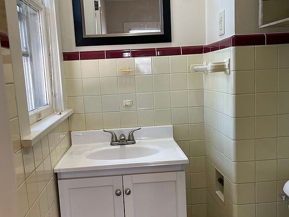 4th image of 636 Jackson St