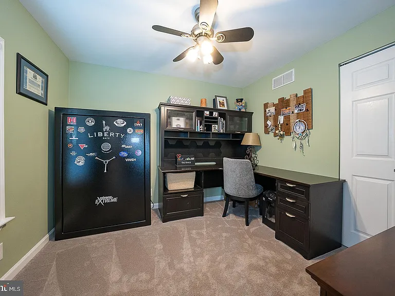 586 Summit St — Photo 24