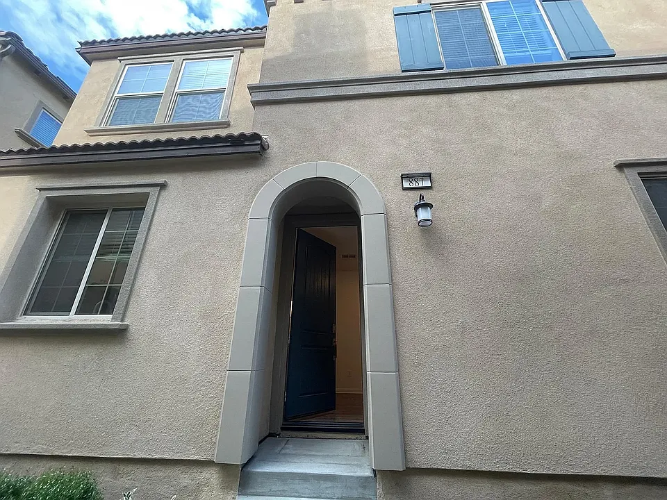887 Pear Ct