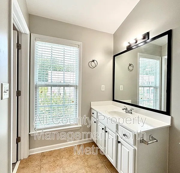 1033 Thornborough Dr — Photo 4