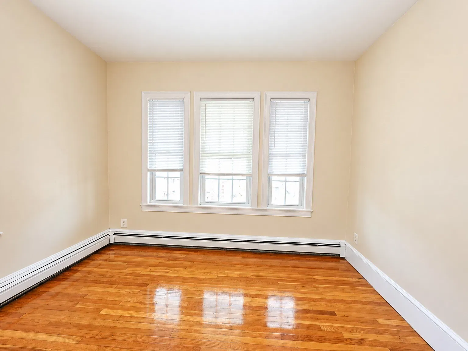4 bed, 1.0 bath, 1575 sqft, $3,395 — Photo 4