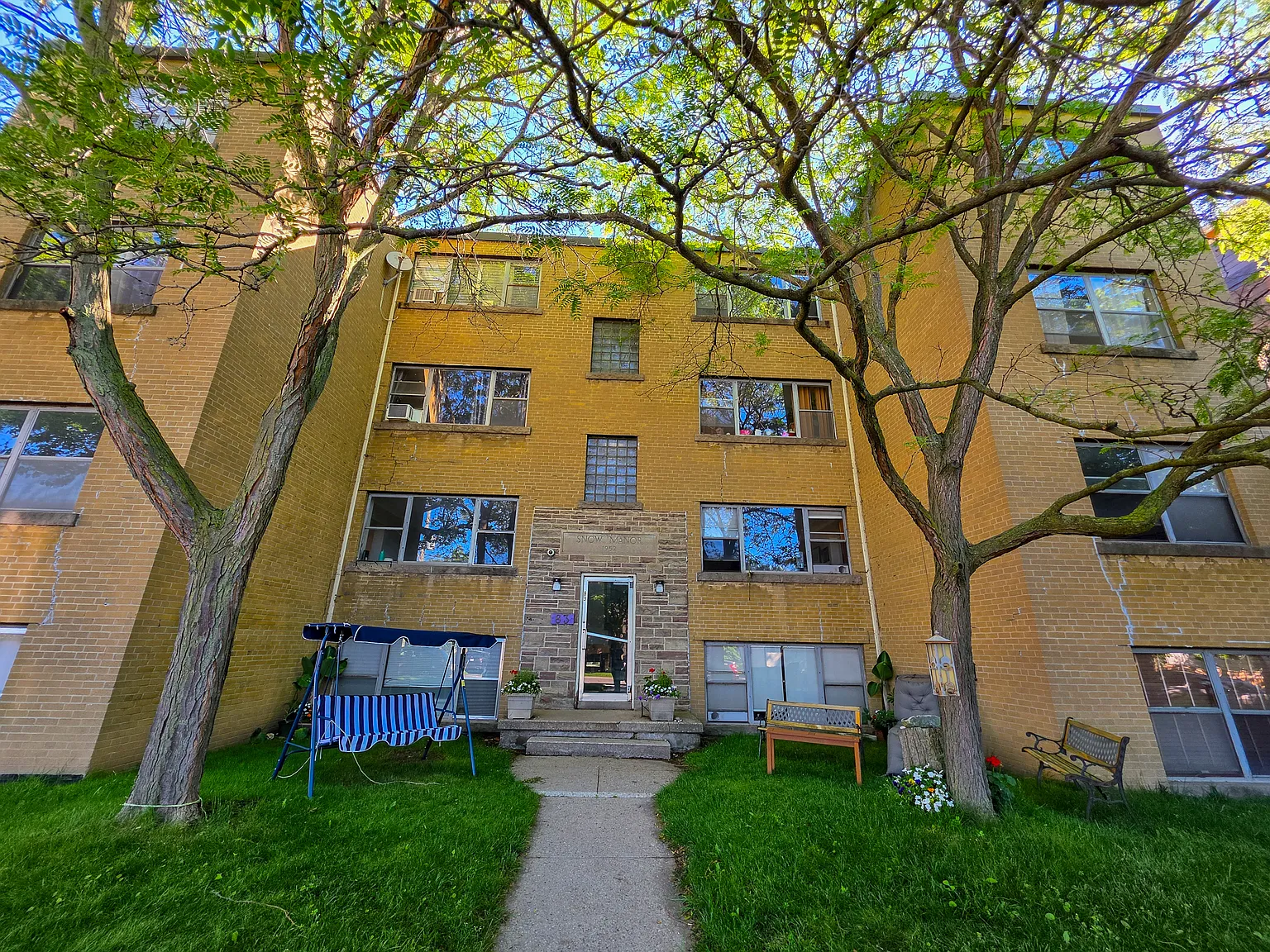 Snow Manor Apartments, Oakvile — Photo 2