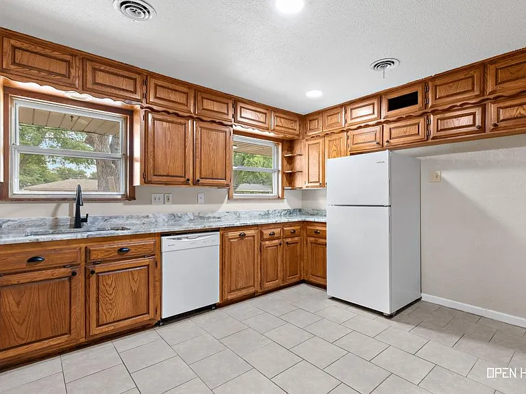 4202 Meadowbrook Dr — Photo 11