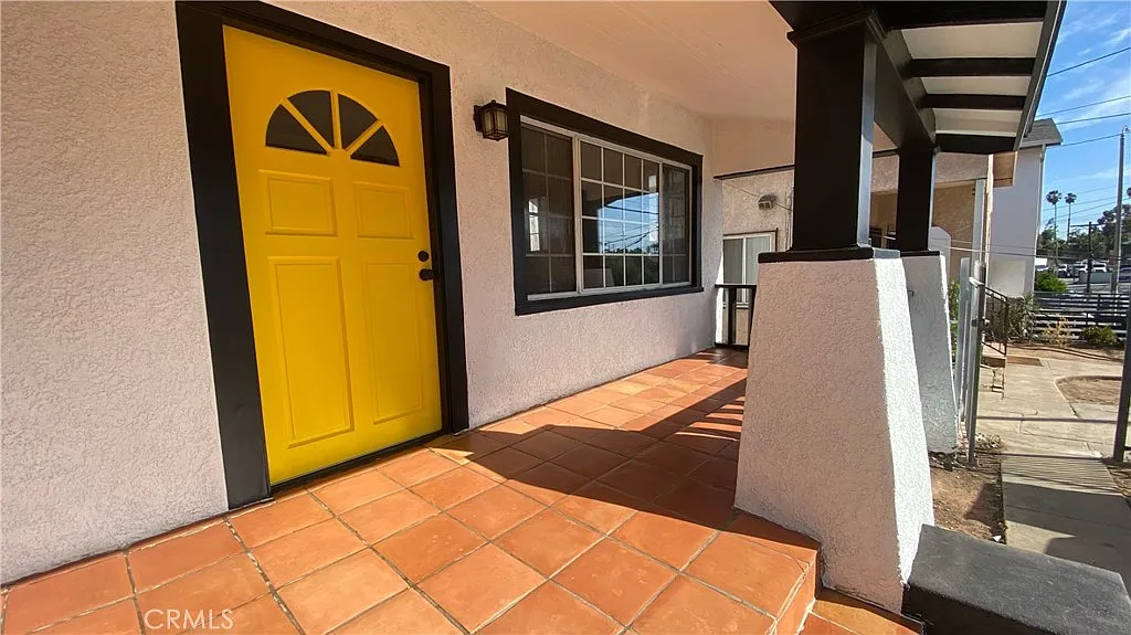 3 bed, 903 sqft, $3,275 — Photo 1
