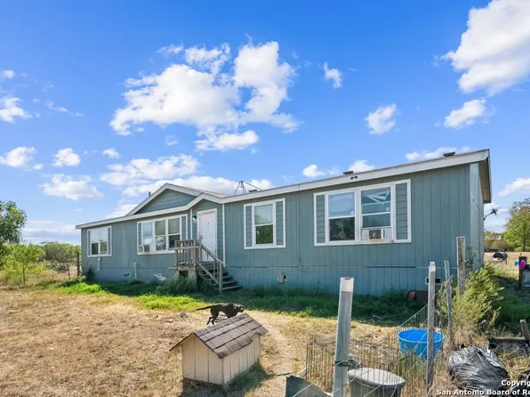 135 COUNTY ROAD 771, Devine, TX 78016