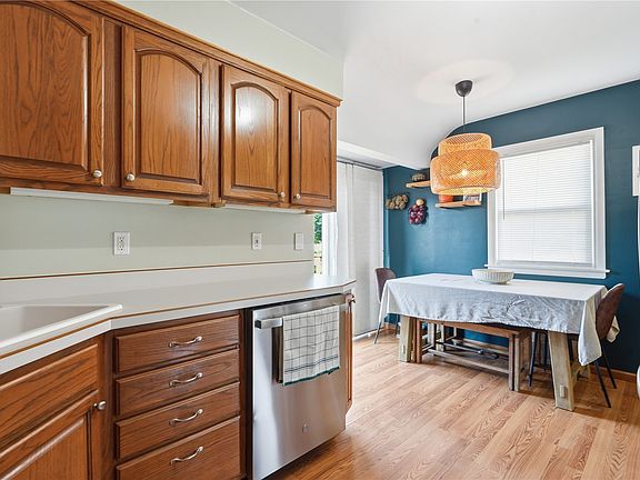 5th image of 629 37th St NE